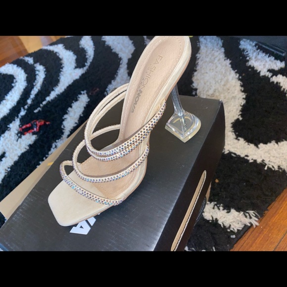 Beautiful heels - Picture 2 of 7